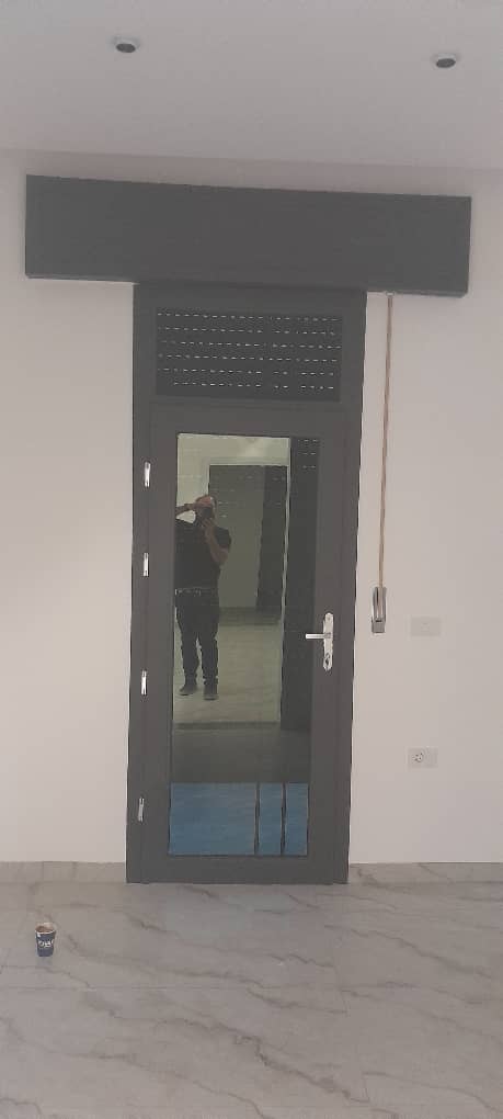 باب ألمنيوم بزجاج عاكس