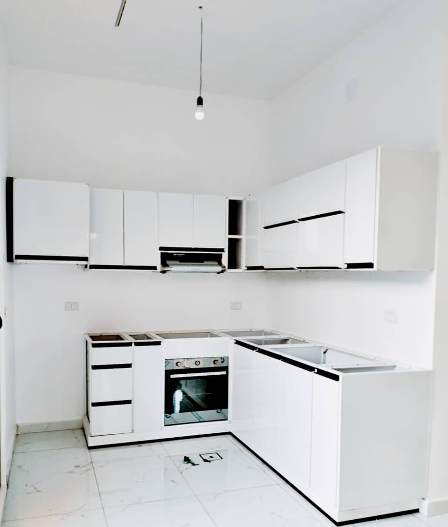 مطبخ ألمنيوم أبيض