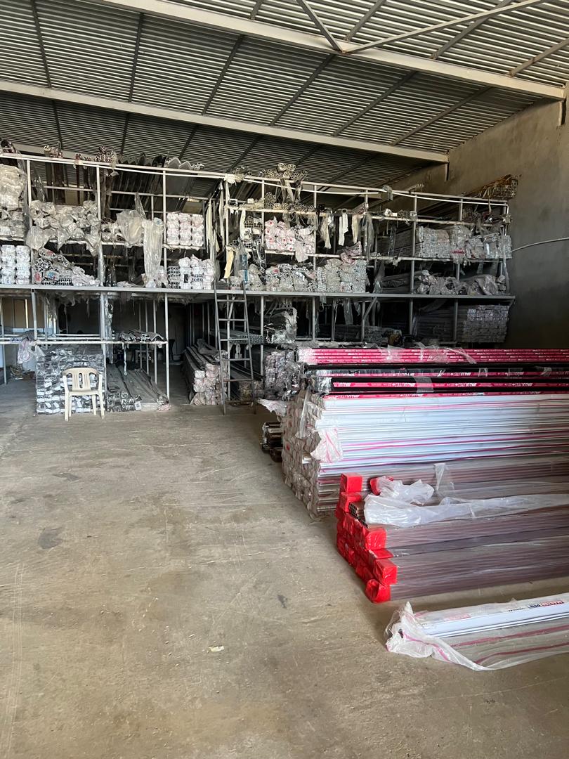 مخزون قطاعات الألمنيوم في المخزن