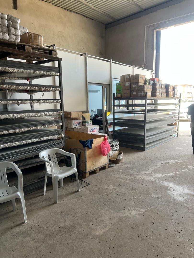 أرفف تخزين داخل المستودع