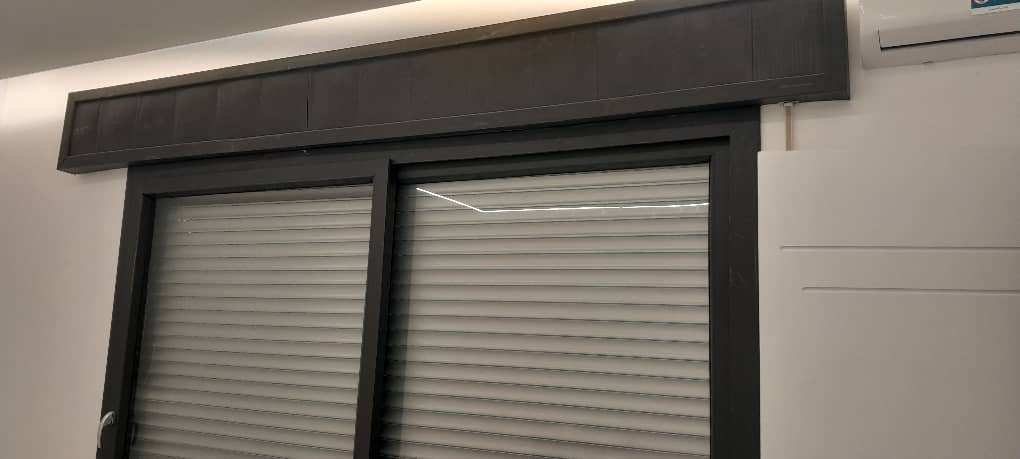 شباك سحاب PVC باللون الأبيض