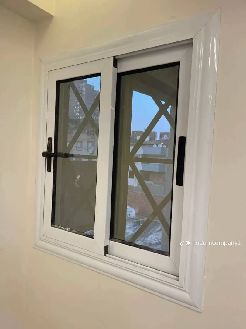 شباك رمادي مع شتر خارجي