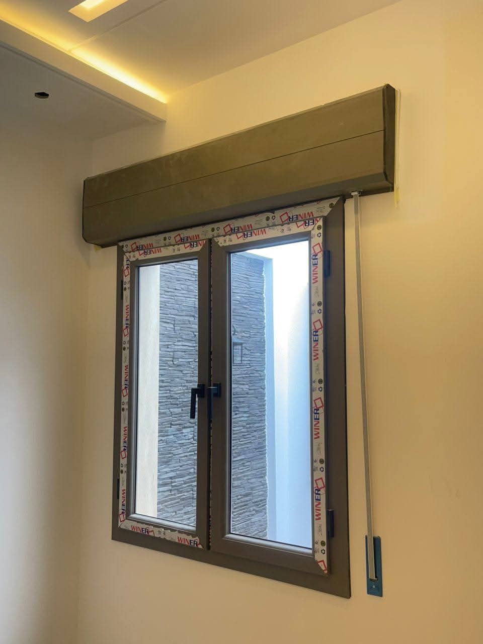 شباك رمادي مع الشتر في وضع الإغلاق